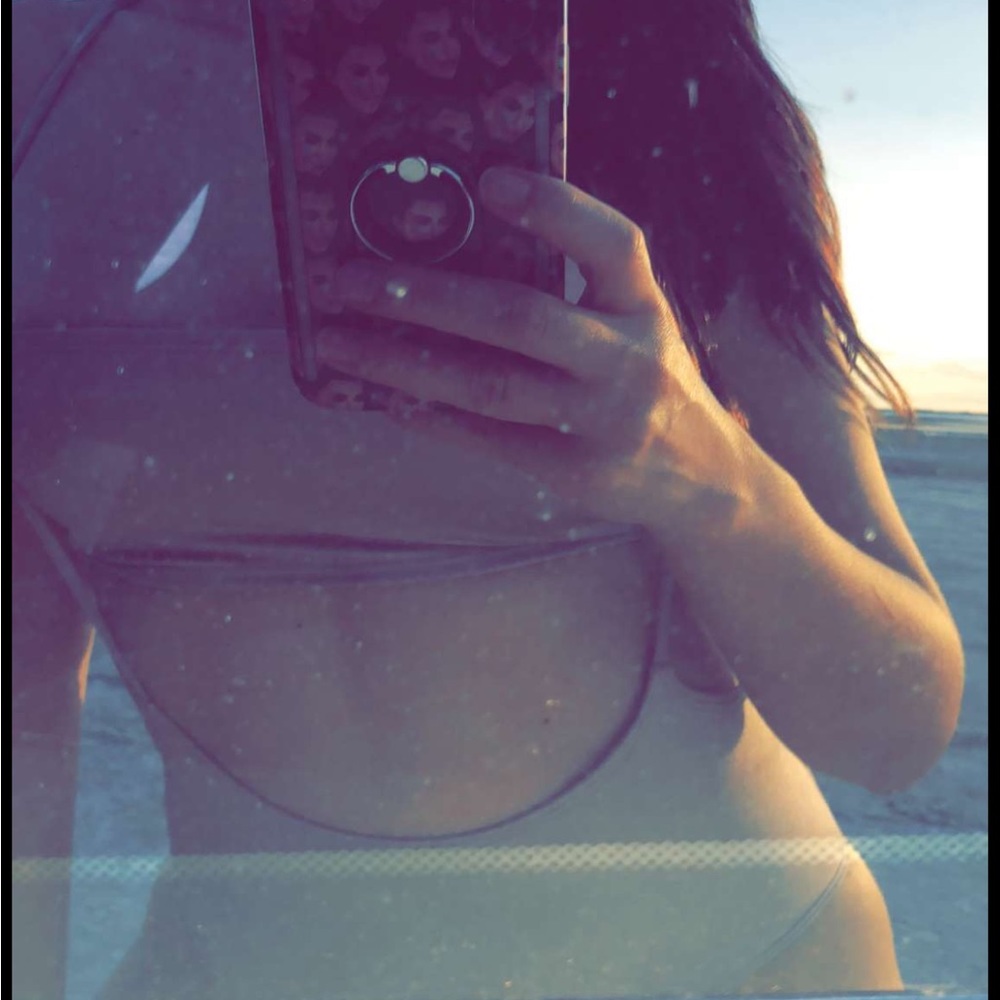 Bikini - Picture 3 of 3